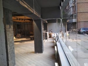 Вымытая после ремонта витрина магазина